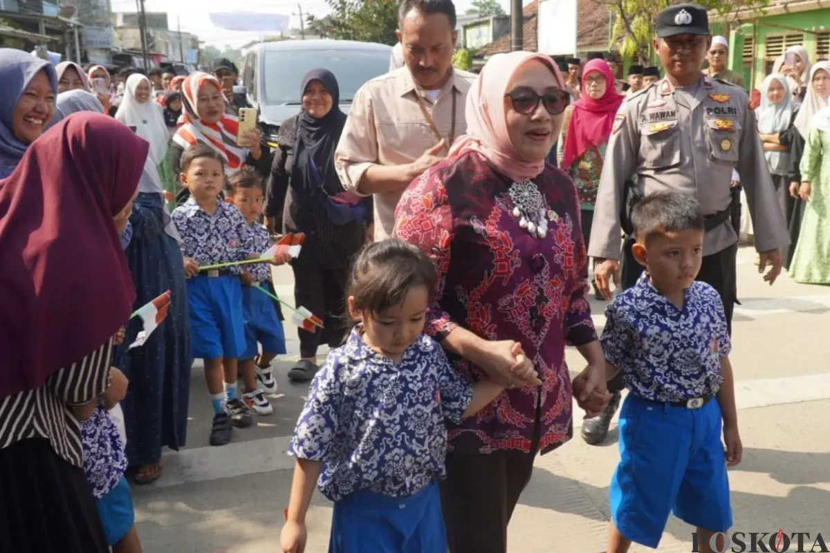 Mentri PPPA, Arifah Fauzi menyambangi Kecamatan Sobang, Kabupaten Pandeglang, Jumat, 18 Juli 2025. (Sumber: Poskota/Samsul Fatoni)