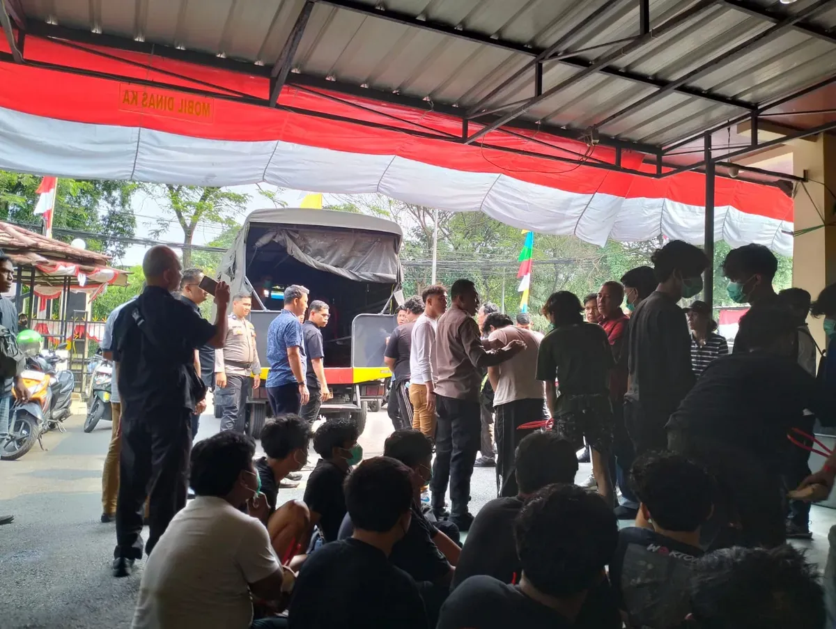 Polisi mengangkut puluhan remaja yang diduga akan terlibat dalam tawuran antar geng di kawasan Lubang Buaya, Jakarta Timur. (Sumber: Polsek Cipayung)
