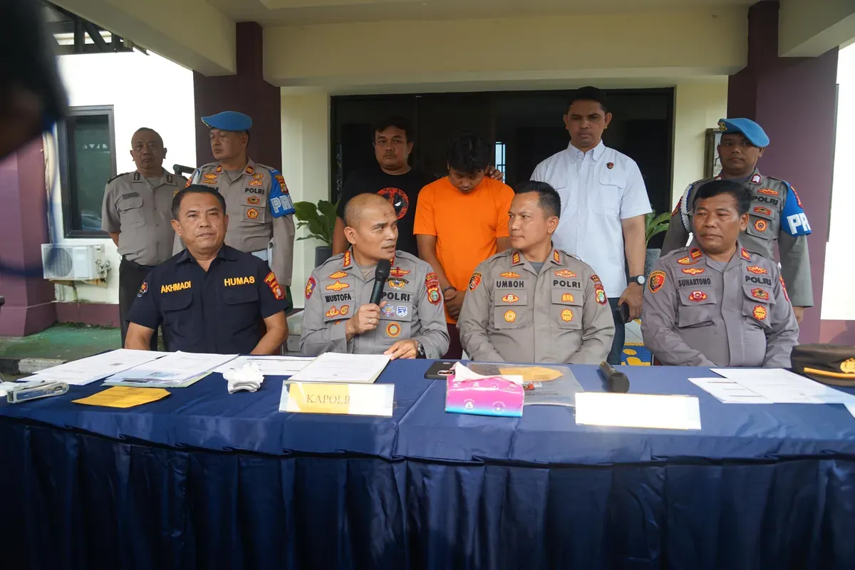 Wahid Haryanto alias Wahid, pelaku penipuan berkedok perekrutan tenaga kerja PT Toyoda Gosei Indonesia di kawasan industri Karawang, ditangkap Polsek Cikarang Pusat. Jumat, 18 Juli 2025. (Sumber: Dok. Istimewa)