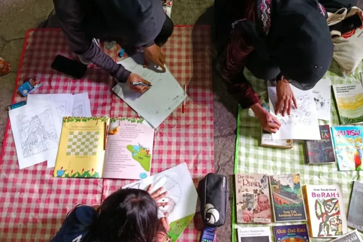 Pembaca buku di Perpustakaan Jalanan Jakarta di Taman Literasi, Blok M, Jakarta Selatan. (Sumber: Instagram/@perpusjalanan.jkt)