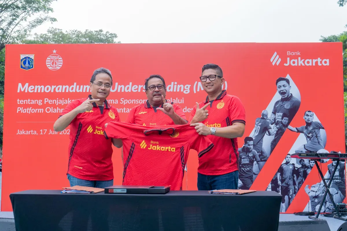 Dirut Bank Jakarta Agus H. Widodo, Wakil Gubernur Jakarta Rano Karno, dan Dirut PT Persija Jaya Jakarta Mohamad Prapanca memperlihatkan jersey Persija di Taman Menteng, Jakarta Pusat, Kamis, 17 Juli 2025. (Sumber: Dok. Bank Jakarta)