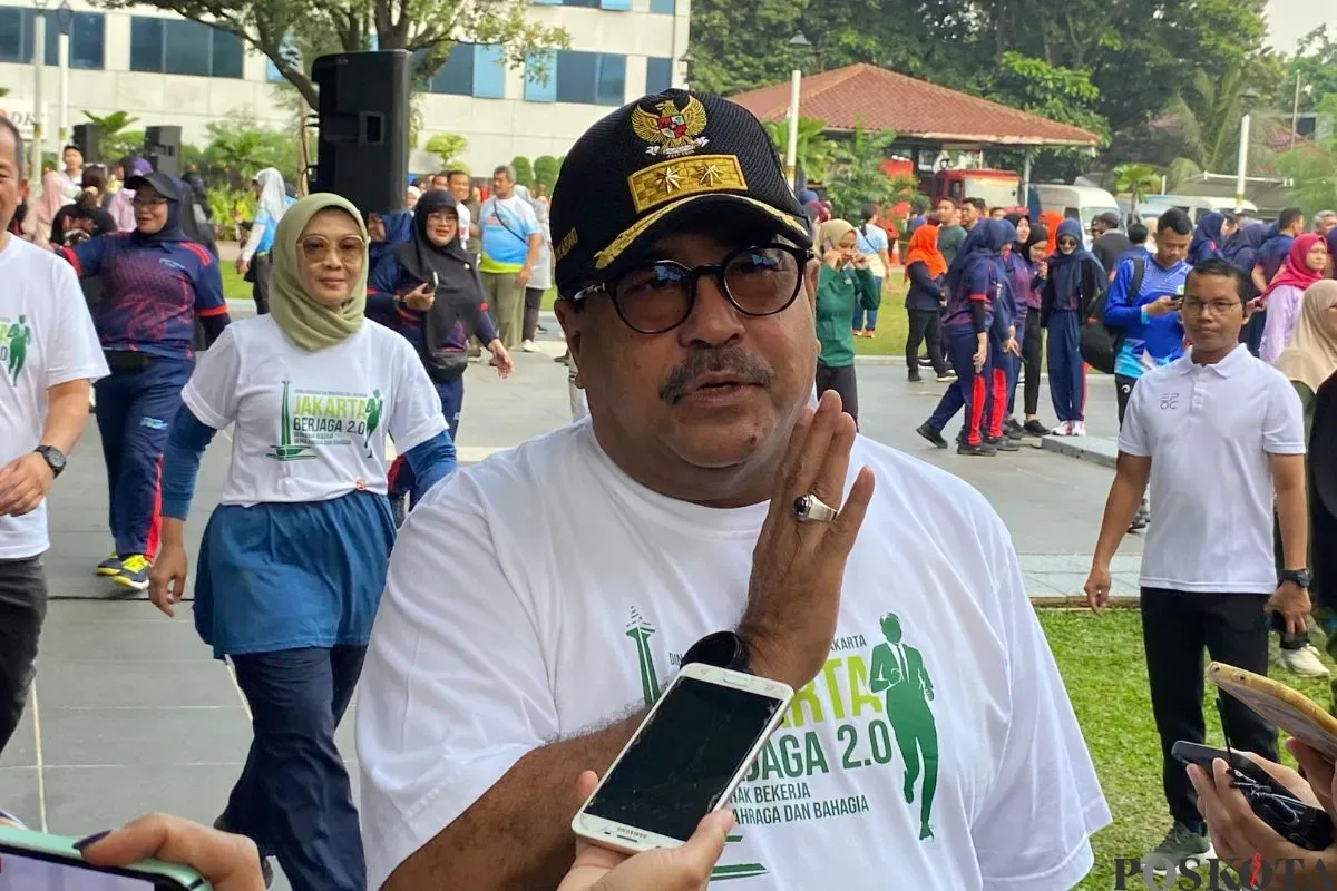 Wakil Gubernur Jakarta Rano Karno saat diwawancarai awak media di Balai Kota Jakarta, Jumat, 18 Juli 2025. (Sumber: Poskota/Muhammad Tegar Jihad)