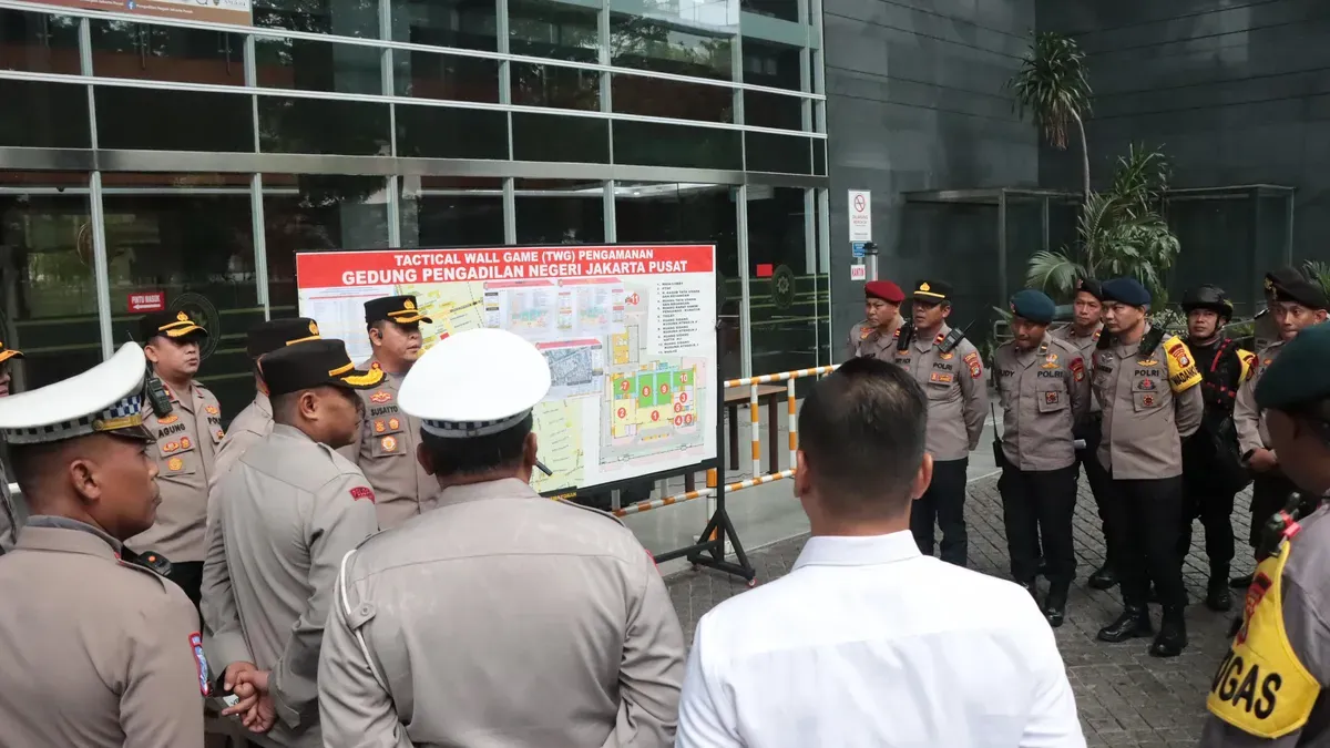 Polri mengerahkan ribuan personel gabungan untuk mengamankan sidang kasus dugaan suap dan perintangan penyidikan (instructions of justice) dengan terdakwa Hasto Kristiyanto di PN Jakarta Pusat. (Sumber: Poskota/Ali Mansur)