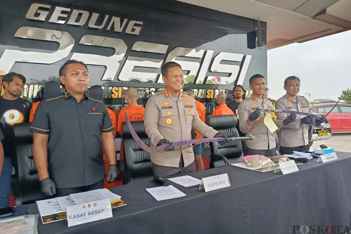 Polres Metro Bekasi Kota menangkap dua orang dewasa anggota Western Society yang hendak tawuran dan membawa senjata tajam di kawasan Kalibaru, Kecamatan Medan Satria, Kota Bekasi, Jumat, 18 Juli 2025. (Sumber: Poskota/Nurpini Aulia Rapika)