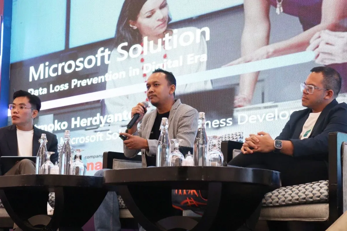 Head of Microsoft Solution and Business Development Telkomsigma, Atmoko Herdyanto (tengah) dalam acara Business Insight "The Importance of Data Loss Prevention (DLP) in Digital Era" pada Juni 2025. (Sumber: Dok. Telkom Indonesia)