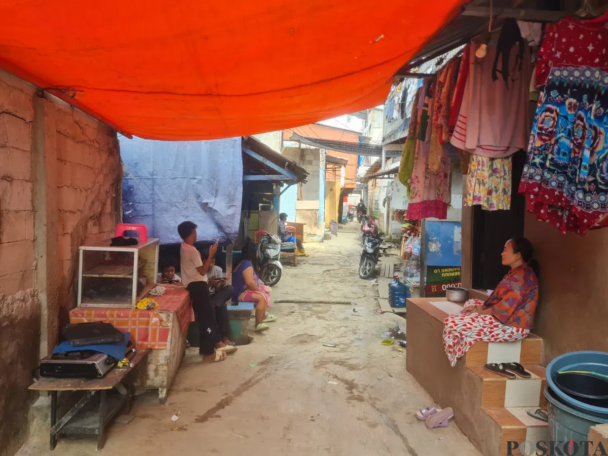 Warga Muara Angke, Penjaringan, Jakarta Utara, bersiap menghadapi banjir pesisir (rob) yang berpotensi terjadi sampai 27 Juli 2025 mendatang. (Sumber: Poskota/Pandi Ramedhan)