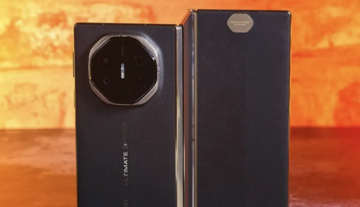 Huawei Mate XT 2 hadir dengan desain lipat tiga dan fitur canggih seperti kamera variabel aperture serta komunikasi satelit. (Sumber: Weibo/@Digital Chat Station)