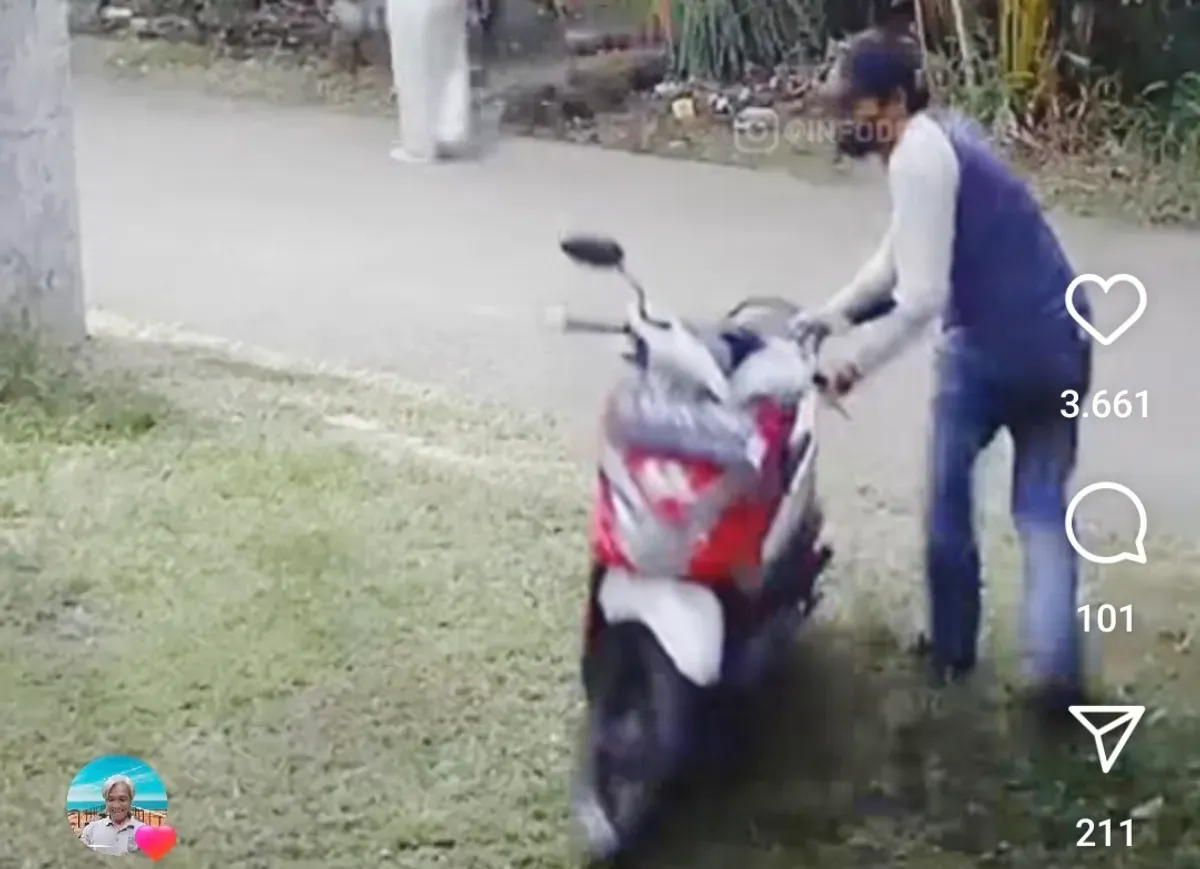 Seorang pelaku mencuri motor honda beat warna merah putih dengan dibawa didorong keluar dari pekarangan rumah korban secara diam-diam terekam kamera CCTV. (Sumber: Instagram/@infodepok_id)