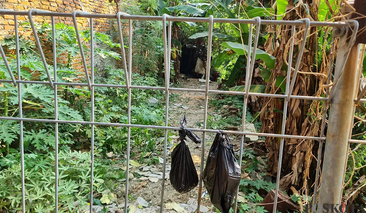 TKP ditemukannya jasad pria yang kondisinya sudah membusuk di bantaran Kali Pesanggrahan, Jakarta Barat pada Sabtu, 19 Juli 2025. (Sumber: POSKOTA | Foto: Pandi Ramedhan)