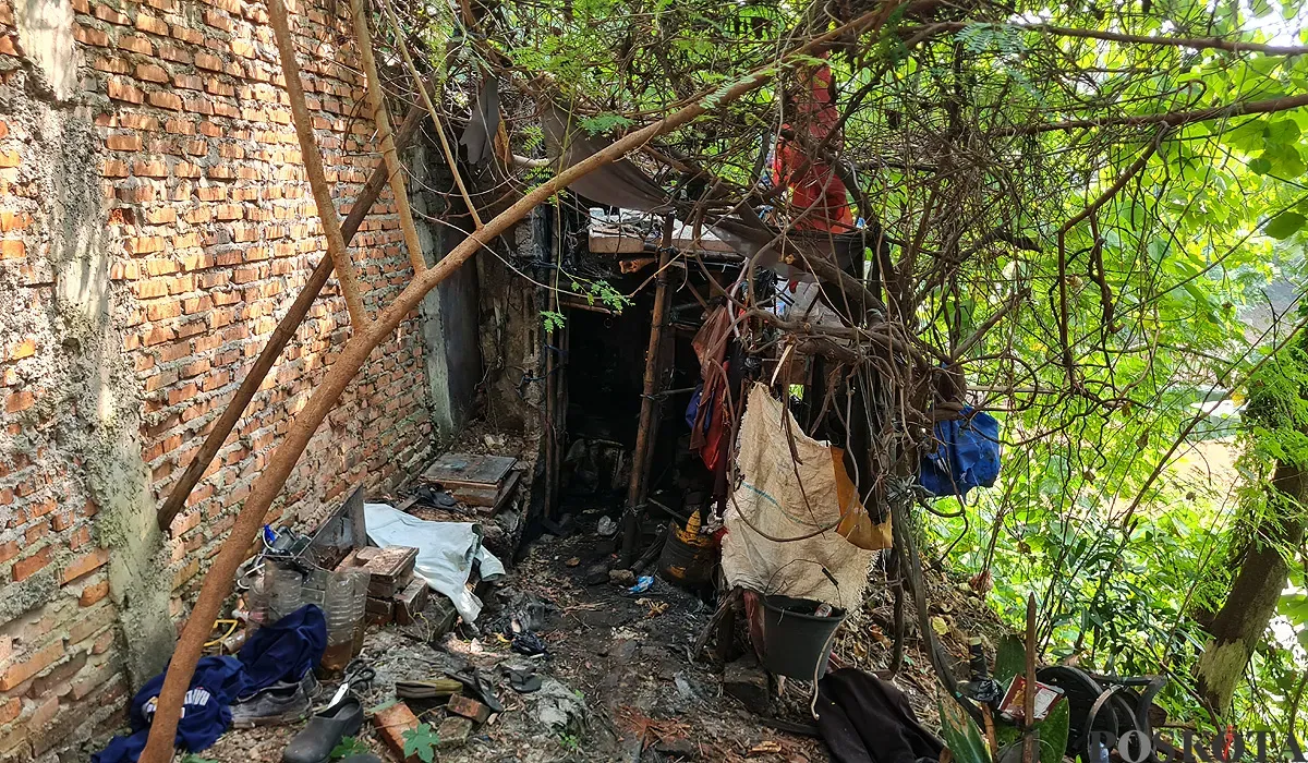 Kondisi gubuk di bantaran Kali Pesanggrahan, Jakbar, tempat ditemukannya pria berinisial ET yang tewas pada Sabtu pagi, 19 Juli 2025. (Sumber: POSKOTA | Foto: Pandi Ramedhan)