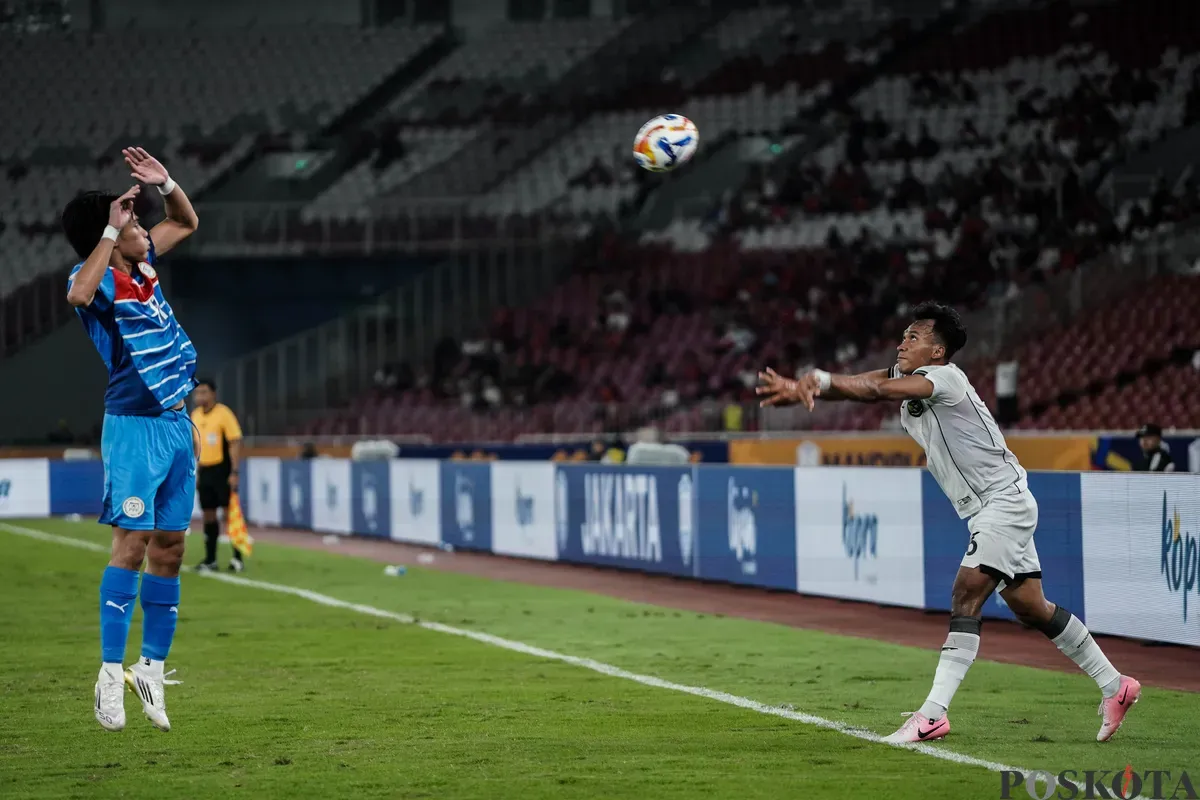 Pesepak bola Timnas U-23 Indonesia Robby Darwis melakukan lemparan saat melawan Timnas U-23 Filipina pada pertandingan penyisihan Grup A Piala AFF U-23 2025 di Stadion Utama Gelora Bung Karno (SUGBK), Senayan, Jakarta, Jumat (18/7/2025). (Sumber: Poskota/Bilal Nugraha Ginanjar)