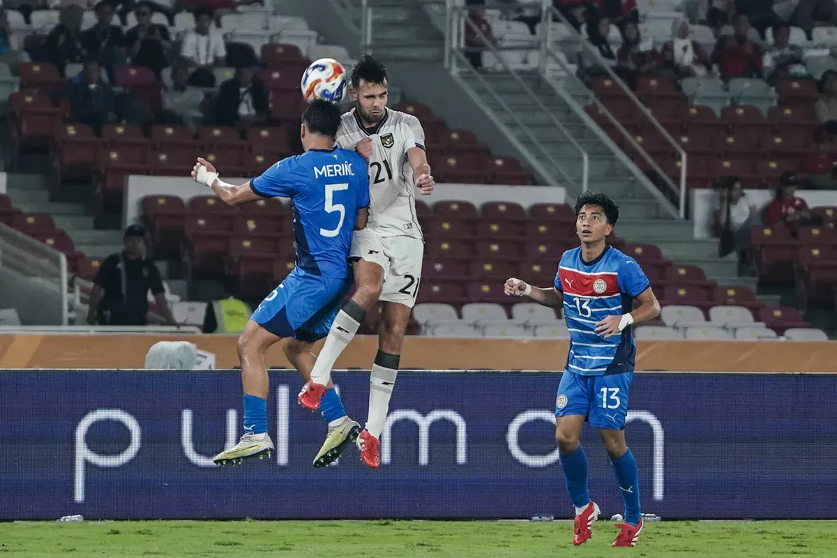 Pesepak bola Timnas U-23 Indonesia Jens Raven berduel di udara dengan pemainTimnas U-23 Filipina pada pertandingan penyisihan Grup A Piala AFF U-23 2025 di Stadion Utama Gelora Bung Karno (SUGBK), Senayan, Jakarta, Jumat (18/7/2025). (Sumber: Poskota/Bilal Nugraha Ginanjar)