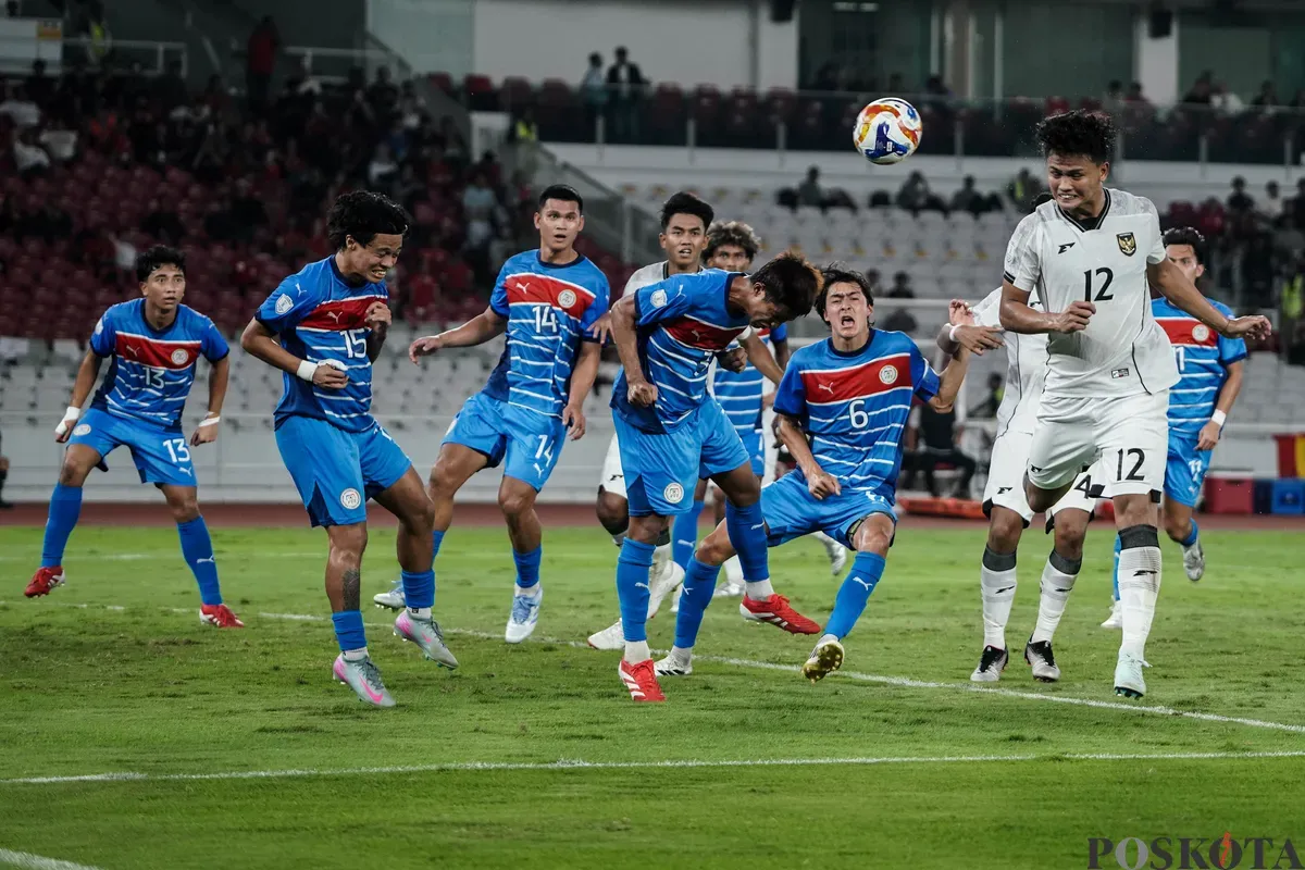 Pesepak bola Timnas U-23 Indonesia Hokky Caraka menyundul bola pada laga melawan Timnas U-23 Filipina pada pertandingan penyisihan Grup A Piala AFF U-23 2025 di Stadion Utama Gelora Bung Karno (SUGBK), Senayan, Jakarta, Jumat (18/7/2025). (Sumber: Poskota/Bilal Nugraha Ginanjar)