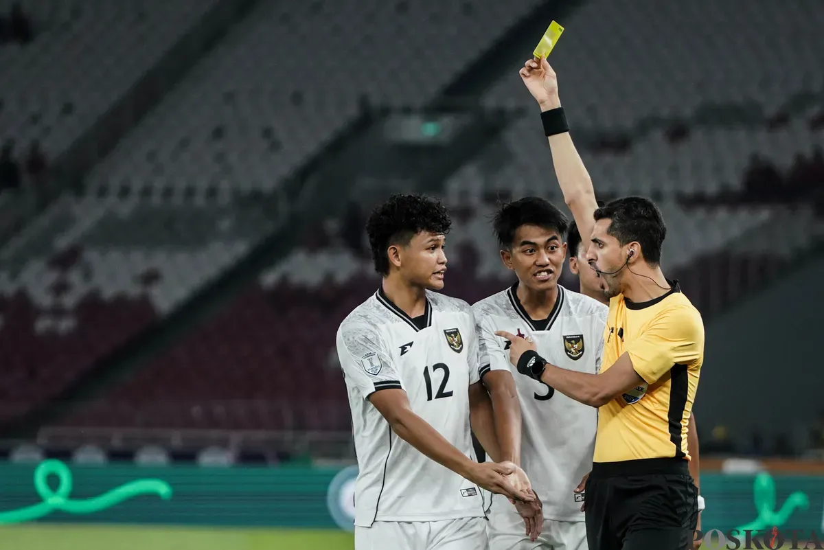 Pesepak bola Timnas U-23 Indonesia Hokky Caraka dan Kakang Rudianto melakukan protes terhadap wasit ketika berhadapan dengan Timnas U-23 Filipina pada pertandingan penyisihan Grup A Piala AFF U-23 2025 di Stadion Utama Gelora Bung Karno (SUGBK), Senayan, Jakarta, Jumat (18/7/2025). (Sumber: Poskota/Bilal Nugraha Ginanjar)