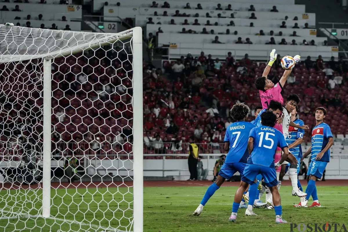 Pesepak bola Timnas U-23 Indonesia Kakang Rudianto berduel di udara dengan para pemain Timnas U-23 Filipina pada pertandingan penyisihan Grup A Piala AFF U-23 2025 di Stadion Utama Gelora Bung Karno (SUGBK), Senayan, Jakarta, Jumat (18/7/2025). (Sumber: Poskota/Bilal Nugraha Ginanjar)