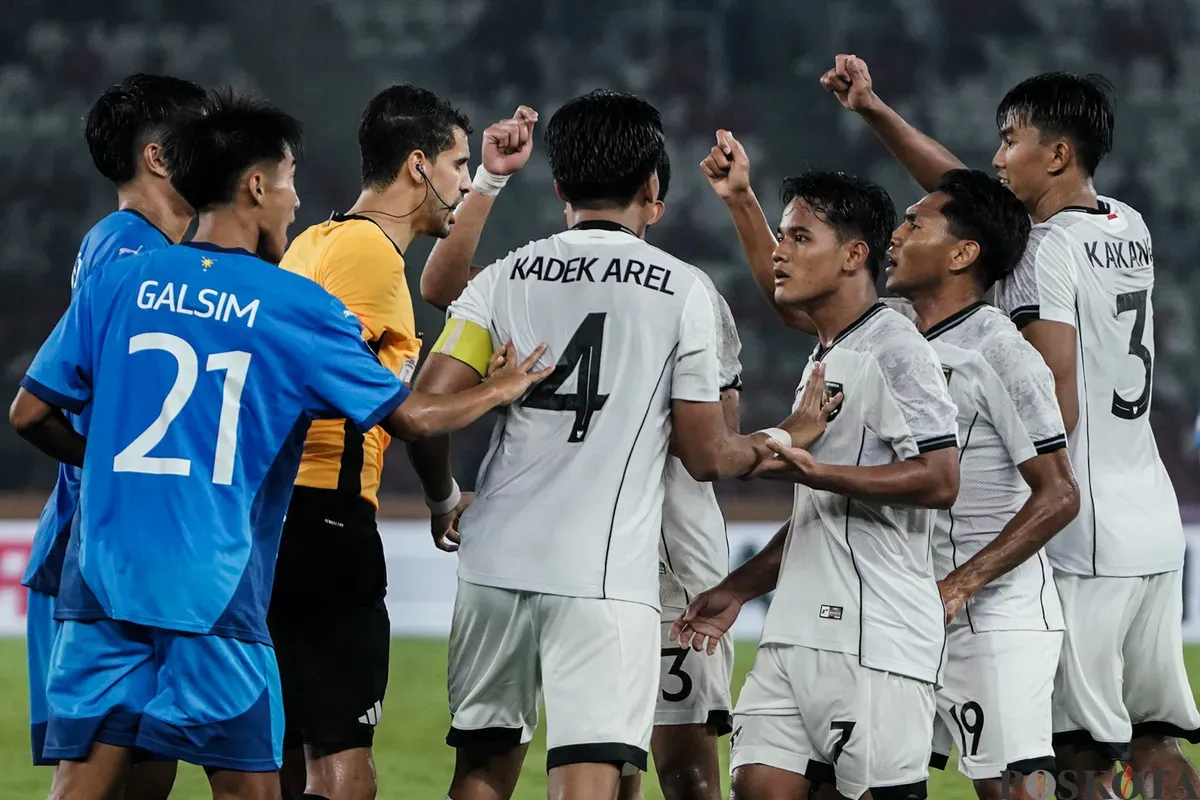 Pesepak bola Timnas U-23 Indonesia melakukan protes terhadap wasit saat mekawan Timnas U-23 Filipina pada pertandingan penyisihan Grup A Piala AFF U-23 2025 di Stadion Utama Gelora Bung Karno (SUGBK), Senayan, Jakarta, Jumat (18/7/2025). (Sumber: Poskota/Bilal Nugraha Ginanjar)