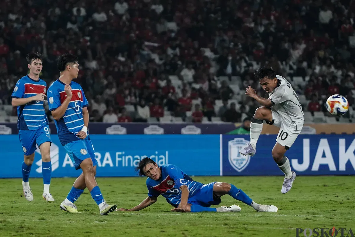 Pesepak bola Timnas U-23 Indonesia Arkhan Fikri menendang bola saat laga melawanTimnas U-23 Filipina pada pertandingan penyisihan Grup A Piala AFF U-23 2025 di Stadion Utama Gelora Bung Karno (SUGBK), Senayan, Jakarta, Jumat (18/7/2025). (Sumber: Poskota/Bilal Nugraha Ginanjar)