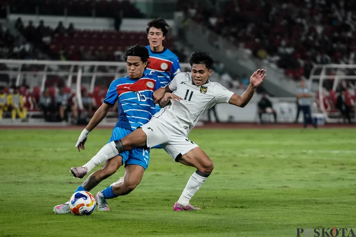 Pesepak bola Timnas U-23 Indonesia Rahmat Arjuna Reski berebut bola dengan pemain Timnas U-23 Filipina pada pertandingan penyisihan Grup A Piala AFF U-23 2025 di Stadion Utama Gelora Bung Karno (SUGBK), Senayan, Jakarta, Jumat (18/7/2025). (Sumber: Poskota/Bilal Nugraha Ginanjar)