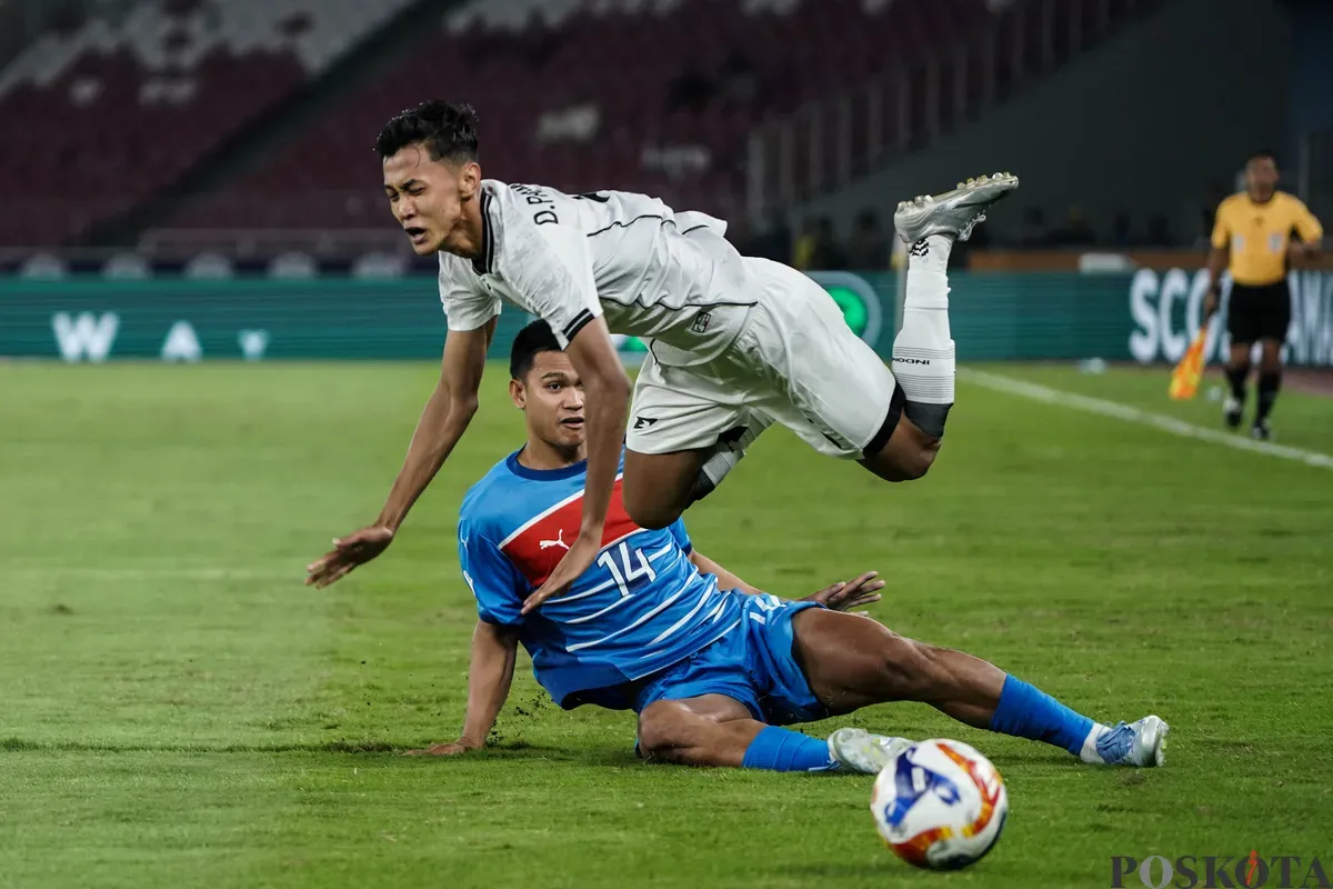 Pesepak bola Timnas U-23 Indonesia Donny Tri Pamungkas terjatuh usai dilanggar pesepak bola Timnas U-23 Filipina  pada pertandingan penyisihan Grup A Piala AFF U-23 2025 di Stadion Utama Gelora Bung Karno (SUGBK), Senayan, Jakarta, Jumat (18/7/2025). (Sumber: Poskota/Bilal Nugraha Ginanjar)