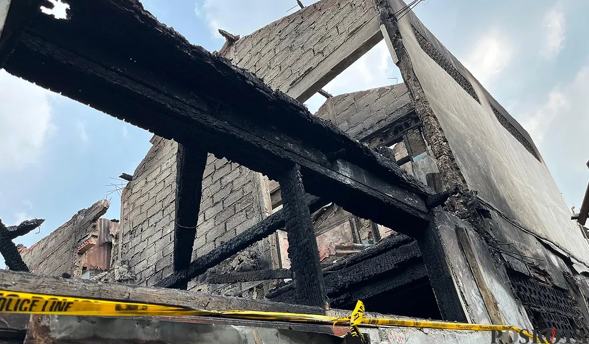 Garis polisi dipasang di rumah kontrakan di Tebet, Bukit Duri, Jakarta Selatan, usai terbakar pada Sabtu, 19 Juli 2025, yang menewaskan 4 anak. (Sumber: POSKOTA | Foto: M Tegar Jihad)