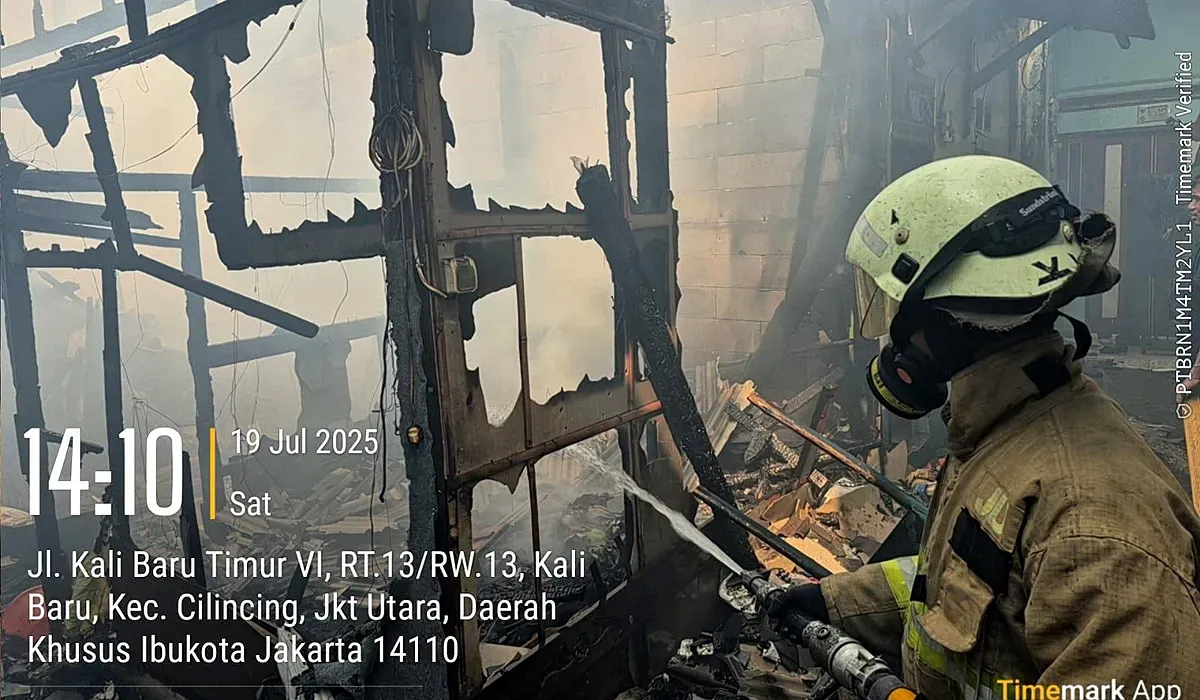 Petugas Damkar melakukan upaya pendinginan rumah tinggal yang terbakar di kawasan Cilincing, Jakarta Utara, pada Sabtu, 19 Juli 2025. (Sumber: Damkar Jakarta Utara)