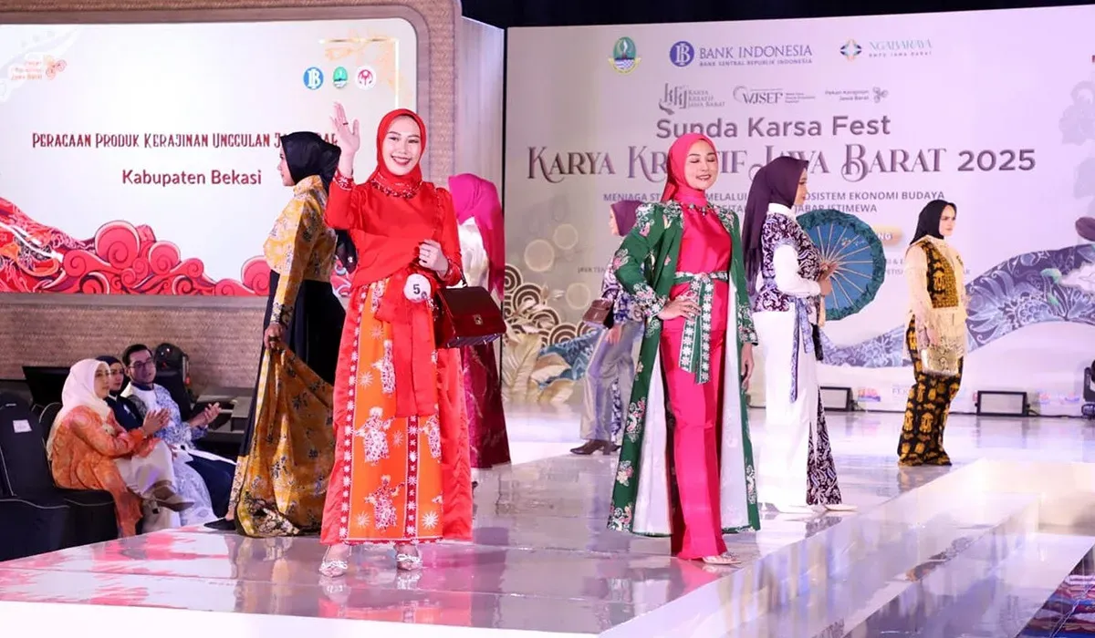Ketua Dekranasda Kabupaten Bekasi, Marlynda Ade Kuswara, tampil dalam peragaan produk kerajinan di ajang Sunda Karsa Fest KKJ 2025 yang berlangsung di Trans Convention Centre Bandung, pada Jumat, 18 Juli 2025. (Sumber: Humas Pemkab Bekasi)