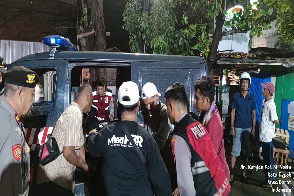 Anggota Polsek Cimanggis dibantu warga amankan dua unit motor Honda Vario hitam dibuang dalam Kali Pal, Cimanggis. (Sumber: Polsek Cimanggis)