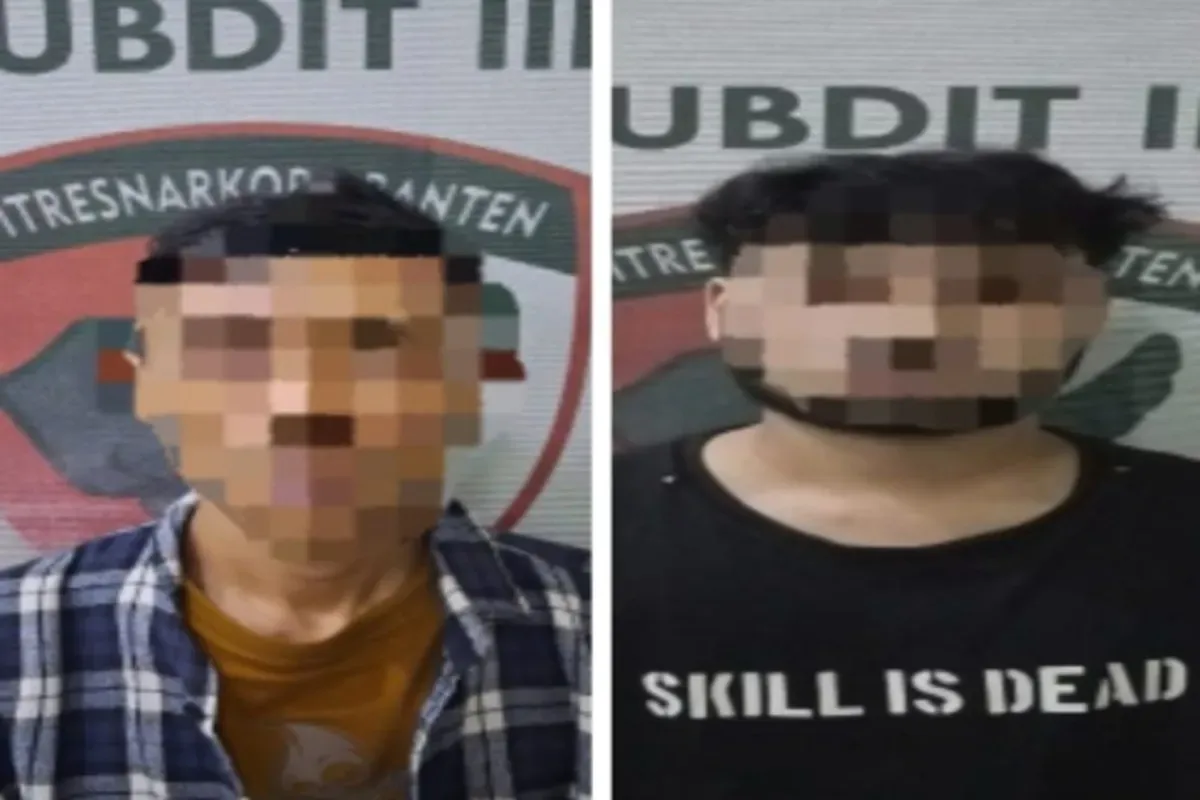Kedua tersangka pengedar sabu jaringan lapas saat diamankan di Mapolda Banten. Salah satu tersangka diserahkan keluarga sendiri. (Sumber: Polda Banten)