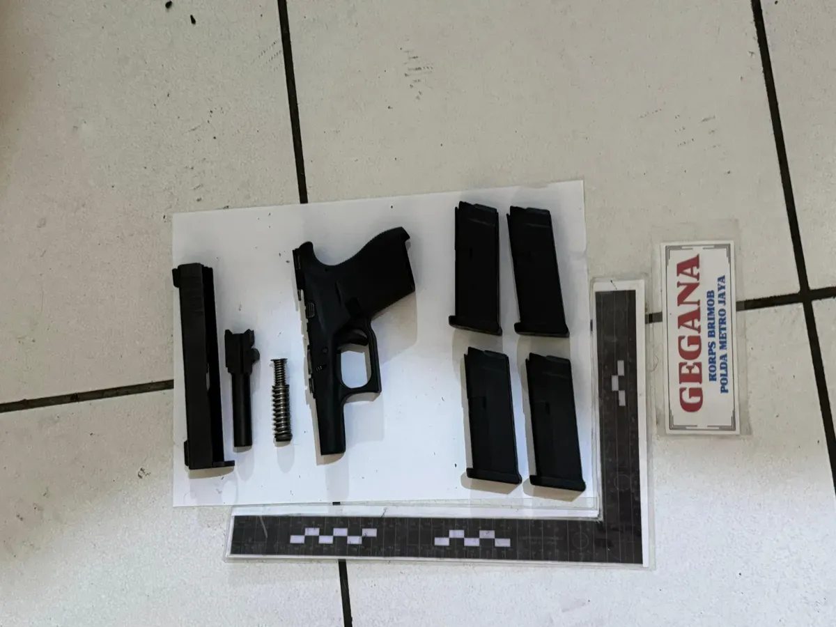 Senjata api dari dalam koper WNA Filipina usai diperiksa Detasemen Gegana Brimob Mabes Polri. (Sumber: Polsek Pasar Minggu)