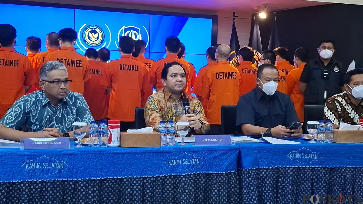 Kakanim Jakarta Selatan, Bugie Kurniawan menjejer barang bukti paspor dari puluhan WNA yang terjaring Operasi Wirawaspada. Salah satu dari puluhan WNA tersebut adalah pemegang kartu UNHCR atau pencari suaka. (Sumber: Poskota/Angga Pahlevi)