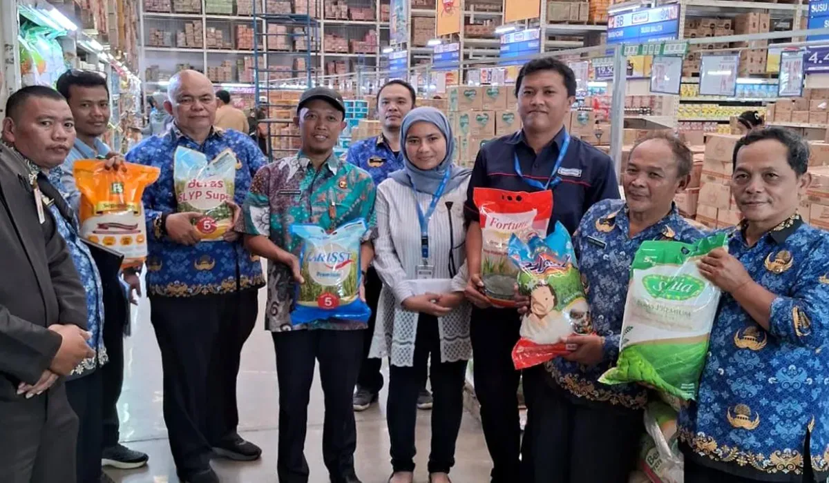 Pemkab Bogor bersama Disdagin saat memantau peredaran beras di sejumlah toko modern. (Sumber: Dok Pemkab Bogor)