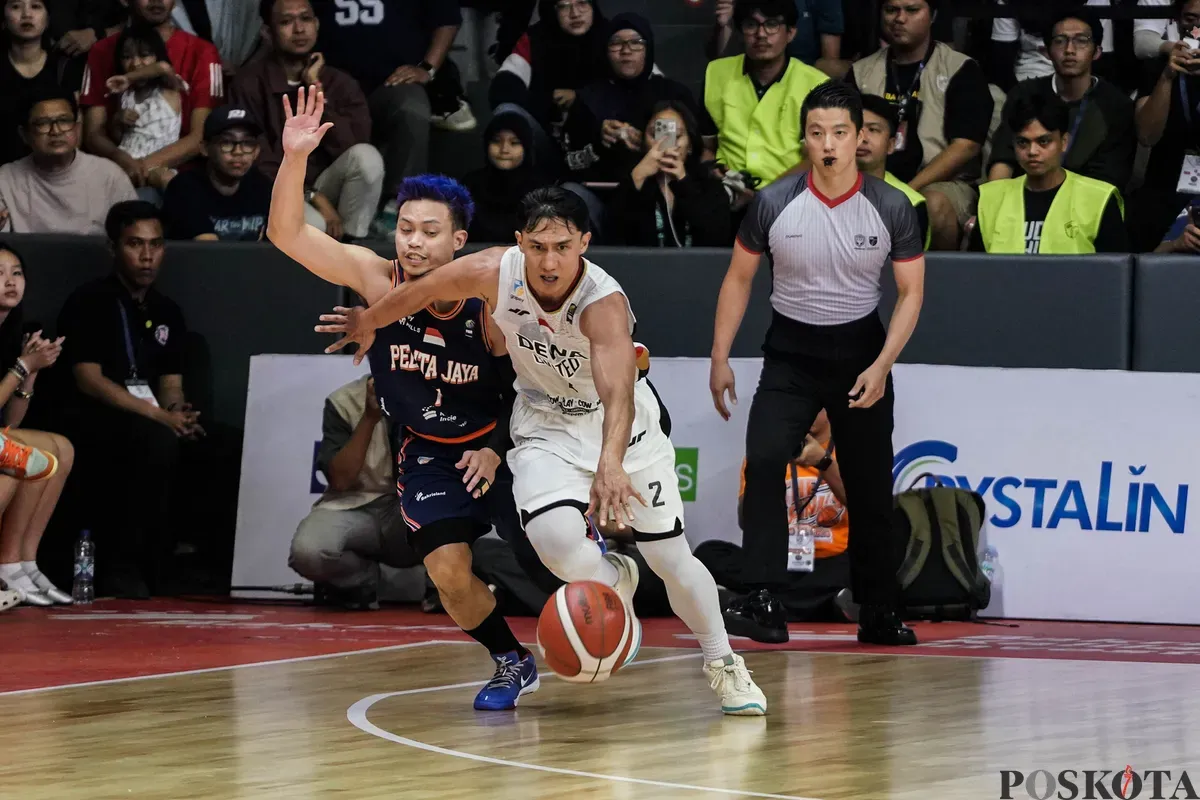 Pebasket Dewa United Banten Hardianus mendribel bola berduel dengan pebasket Pelita Jaya Jakarta Andakara Prastawa Dhyaksa dalam laga ketiga babak final Indonesian Basket League (IBL) 2025 di GOR Soemantri Brodjonegoro, Kuningan, Jakarta, Minggu, 20 Juli 2025. (Sumber: Poskota/Bilal Nugraha Ginanjar)