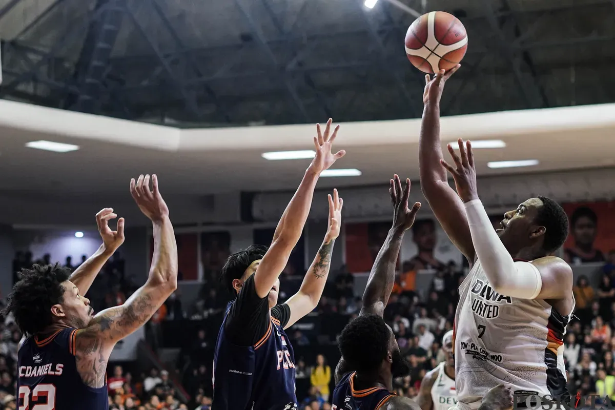 Pebasket Dewa United Banten Jordan Lavell Adams melakukan tembakan melewati hadangan pebasket Pelita Jaya Jakarta dalam laga ketiga babak final Indonesian Basket League (IBL) 2025 di GOR Soemantri Brodjonegoro, Kuningan, Jakarta, Minggu, 20 Juli 2025. (Sumber: Poskota/Bilal Nugraha Ginanjar)