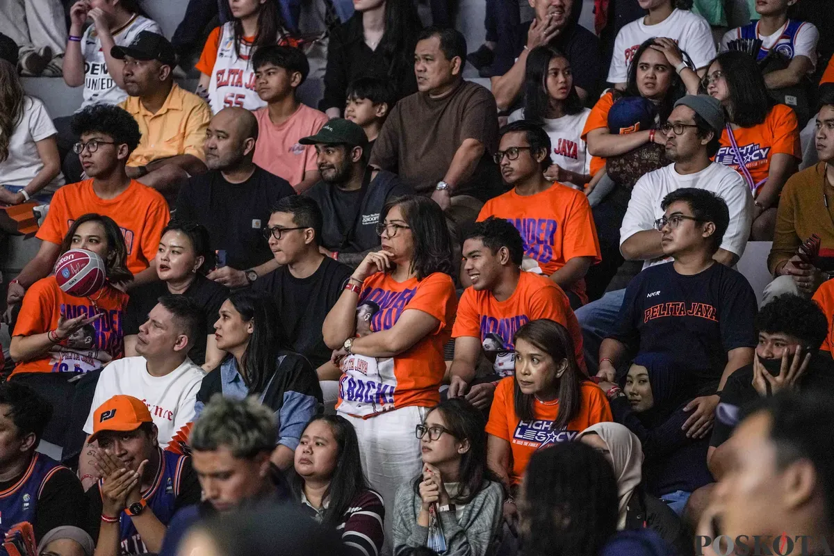 Ekspresi kecewa para suporter Pelita Jaya Jakarta usai kalah dari Dewa United Banten dalam laga ketiga babak final Indonesian Basket League (IBL) 2025 di GOR Soemantri Brodjonegoro, Kuningan, Jakarta, Minggu, 20 Juli 2025. (Sumber: Poskota/Bilal Nugraha Ginanjar)