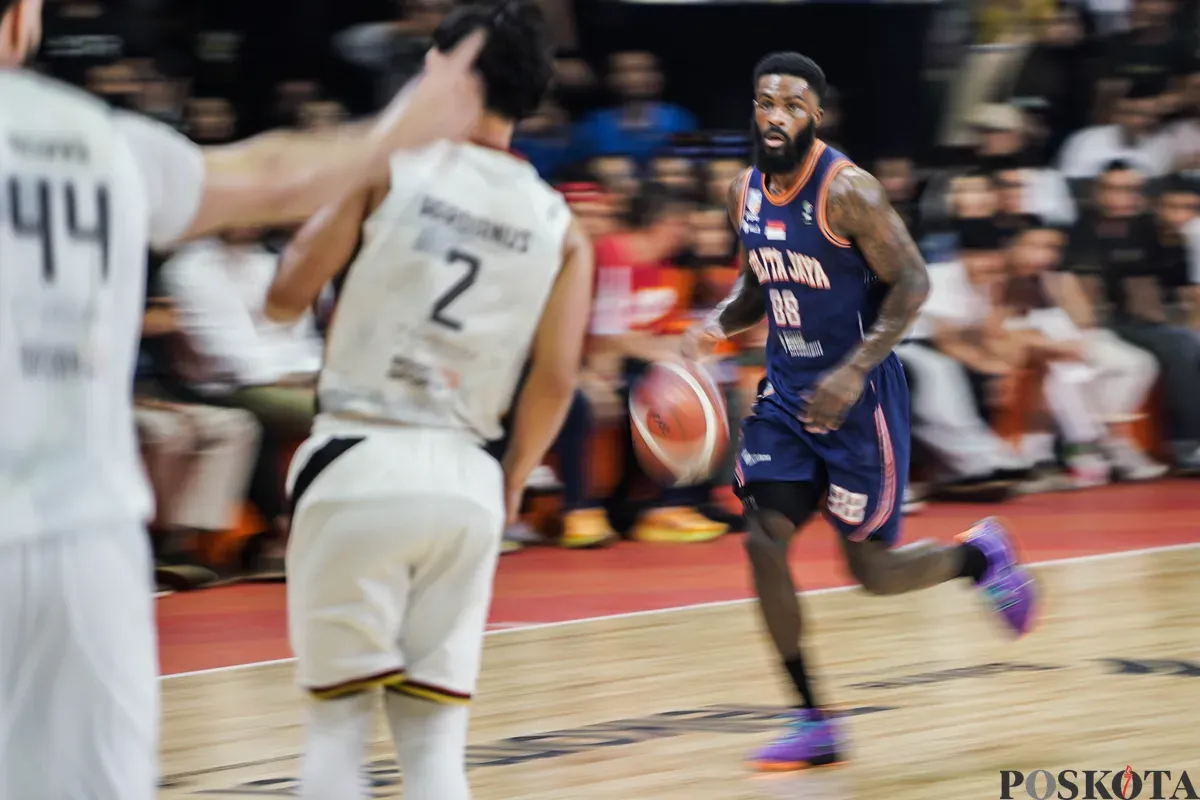 Pebasket Pelita Jaya Jakarta Jerome Anthony Beane JR mendribel bola melewati pebasket Dewa United Banten dalam laga ketiga babak final Indonesian Basket League (IBL) 2025 di GOR Soemantri Brodjonegoro, Kuningan, Jakarta, Minggu, 20 Juli 2025. (Sumber: Poskota/Bilal Nugraha Ginanjar)