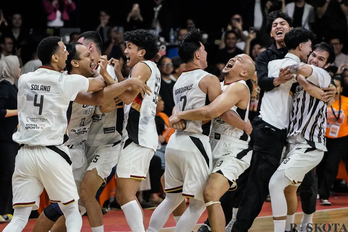 Para pebasket Dewa United Banten berselebrasi usai menjadi juara setelah mengalahkan Pelita Jaya Jakarta dalam laga ketiga babak final Indonesian Basket League (IBL) 2025 di GOR Soemantri Brodjonegoro, Kuningan, Jakarta, Minggu, 20 Juli 2025. (Sumber: Poskota/Bilal Nugraha Ginanjar)