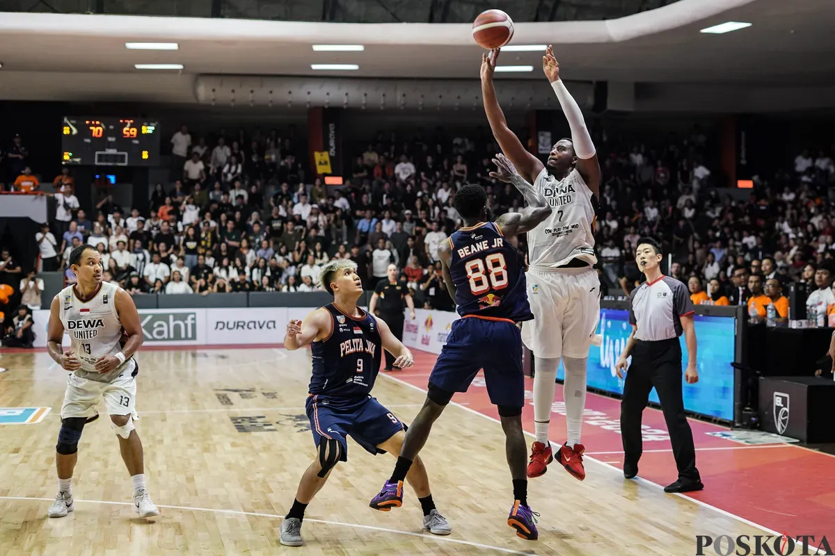 Pebasket Dewa United Banten Jordan Lavell Adams melakukan tembakan melewati pebasket Pelita Jaya Jakarta dalam laga ketiga babak final Indonesian Basket League (IBL) 2025 di GOR Soemantri Brodjonegoro, Kuningan, Jakarta, Minggu, 20 Juli 2025. (Sumber: Poskota/Bilal Nugraha Ginanjar)