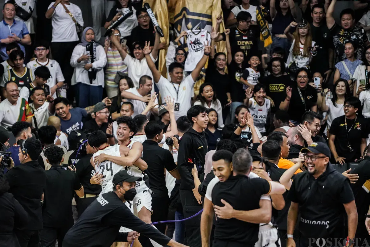 Para suporter Dewa United Banten berselebrasi usai menjadi juara setelah mengalahkan Pelita Jaya Jakarta dalam laga ketiga babak final Indonesian Basket League (IBL) 2025 di GOR Soemantri Brodjonegoro, Kuningan, Jakarta, Minggu, 20 Juli 2025. (Sumber: Poskota/Bilal Nugraha Ginanjar)