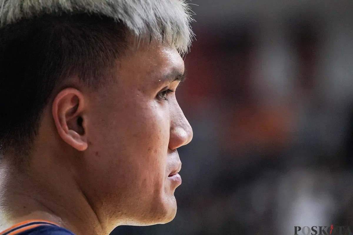 Ekspresi pebasket Pelita Jaya Jakarta Agassi Yeshe Goantara usai kalah dari Dewa United Banten dalam laga ketiga babak final Indonesian Basket League (IBL) 2025 di GOR Soemantri Brodjonegoro, Kuningan, Jakarta, Minggu, 20 Juli 2025. (Sumber: Poskota/Bilal Nugraha Ginanjar)