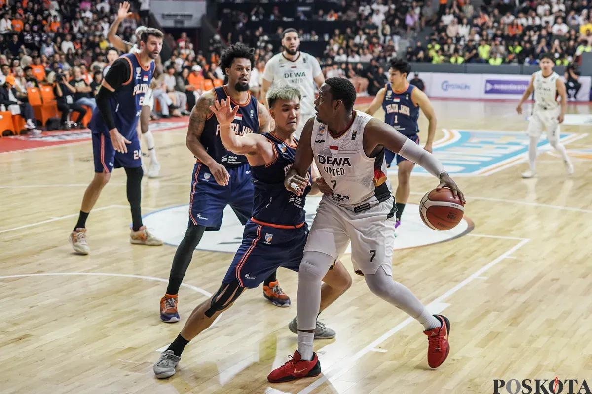 Pebasket Dewa United Banten Jordan Lavell Adams mendribel bola diadang para pebasket Pelita Jaya Jakarta dalam laga ketiga babak final Indonesian Basket League (IBL) 2025 di GOR Soemantri Brodjonegoro, Kuningan, Jakarta, Minggu, 20 Juli 2025.