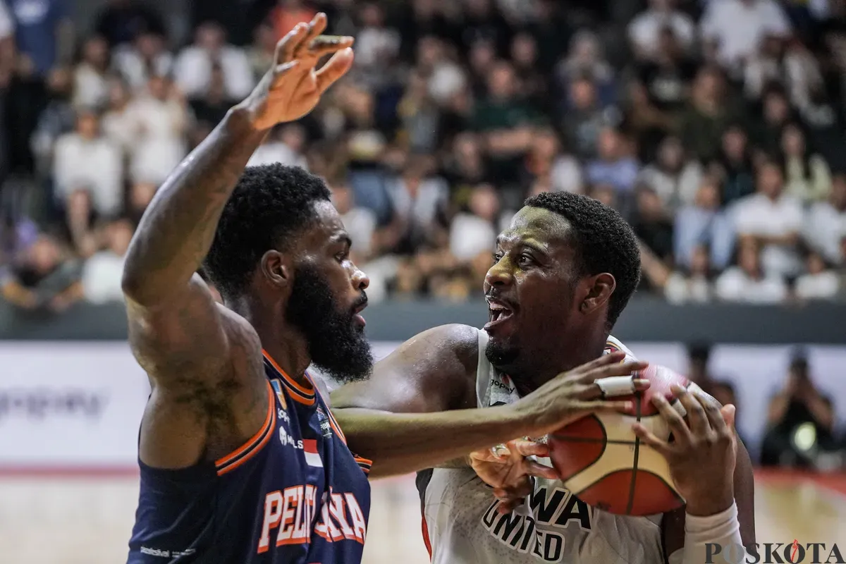Pebasket Dewa United Banten  Jordan Lavell Adams berduel dengan pebasket Pelita Jaya Jakarta Jerome Anthony Beane JR dalam laga ketiga babak final Indonesian Basket League (IBL) 2025 di GOR Soemantri Brodjonegoro, Kuningan, Jakarta, Minggu, 20 Juli 2025. (Sumber: Poskota/Bilal Nugraha Ginanjar)