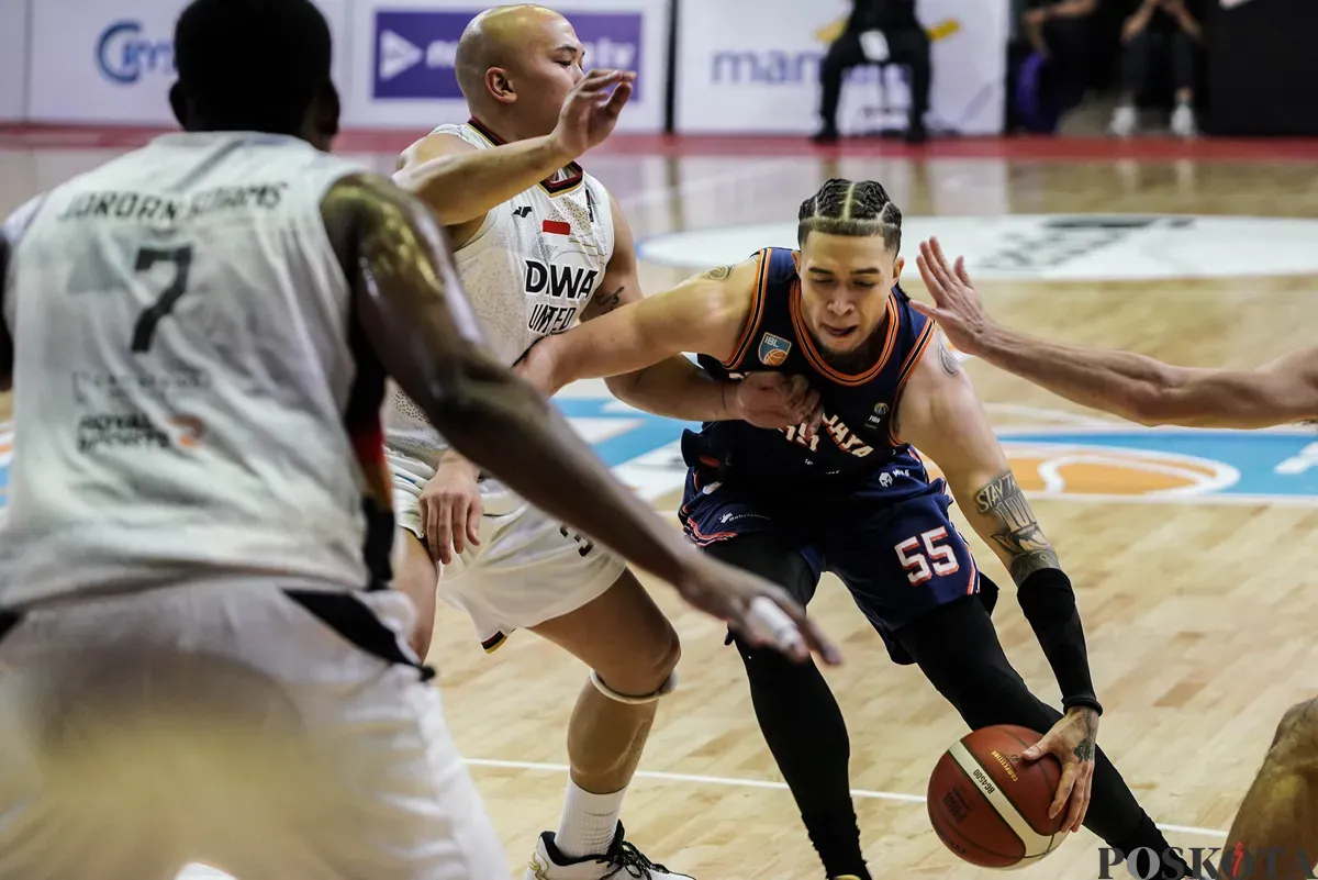 Pebasket Pelita Jaya Jakarta JJaquori Curtis Mclaughlin mendribel bola melewati pebasket Dewa United Banten dalam laga ketiga babak final Indonesian Basket League (IBL) 2025 di GOR Soemantri Brodjonegoro, Kuningan, Jakarta, Minggu, 20 Juli 2025. (Sumber: Poskota/Bilal Nugraha Ginanjar)