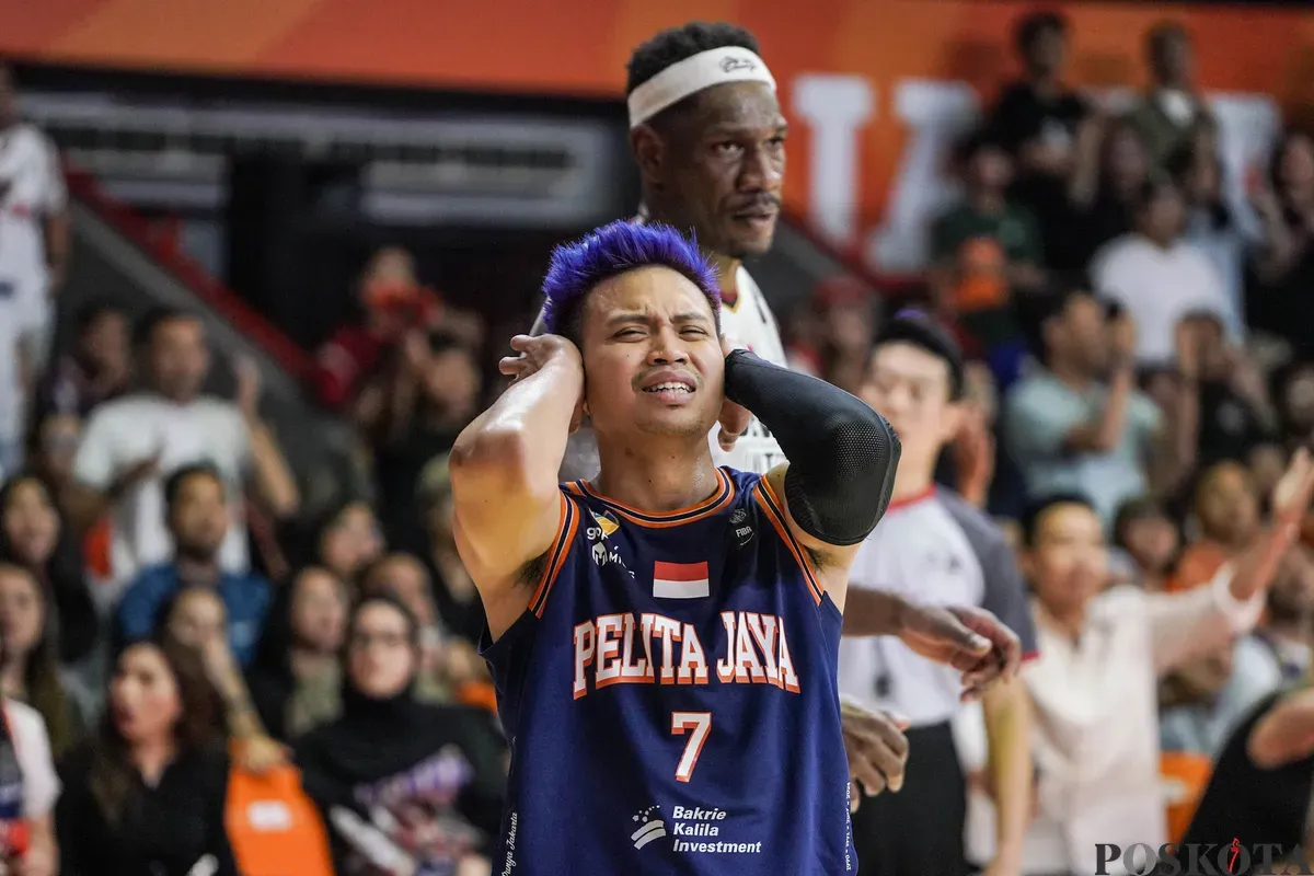 Ekspresi pebasket Pelita Jaya Jakarta Andakara Prastawa Dhyaksa usai kalah dari Dewa United Banten dalam laga ketiga babak final Indonesian Basket League (IBL) 2025 di GOR Soemantri Brodjonegoro, Kuningan, Jakarta, Minggu, 20 Juli 2025. (Sumber: Poskota/Bilal Nugraha Ginanjar)