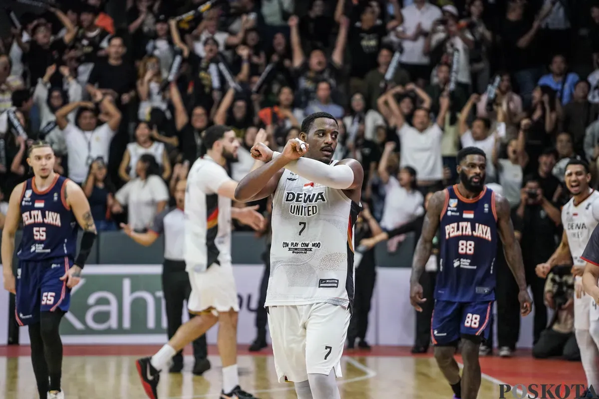 Pebasket Dewa United Banten Jordan Lavell Adams berselebrasi usai mengalahkan Pelita Jaya Jakarta dalam laga ketiga babak final Indonesian Basket League (IBL) 2025 di GOR Soemantri Brodjonegoro, Kuningan, Jakarta, Minggu, 20 Juli 2025. (Sumber: Poskota/Bilal Nugraha Ginanjar)