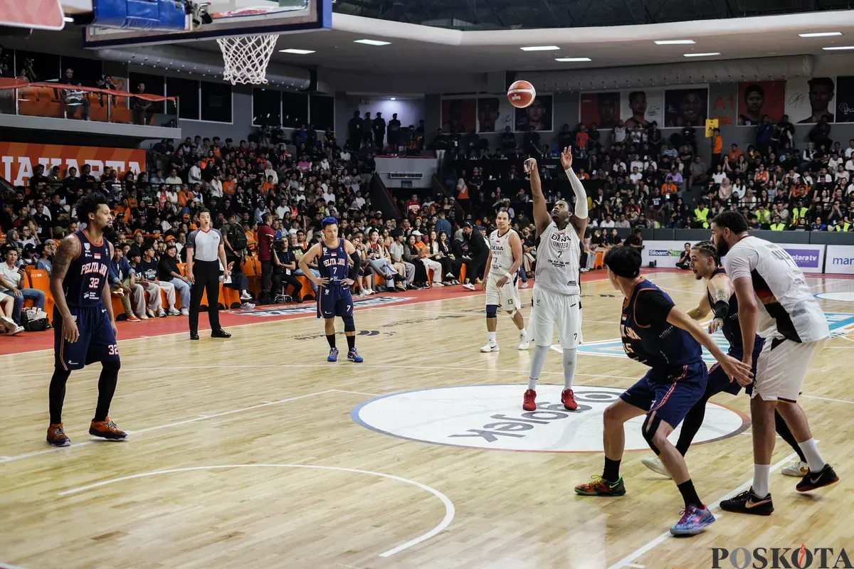 Pebasket Dewa United Banten Jordan Lavell Adams melakukan tembakan saat melawan tim basket Pelita Jaya Jakarta dalam laga ketiga babak final Indonesian Basket League (IBL) 2025 di GOR Soemantri Brodjonegoro, Kuningan, Jakarta, Minggu, 20 Juli 2025. (Sumber: Poskota/Bilal Nugraha Ginanjar)
