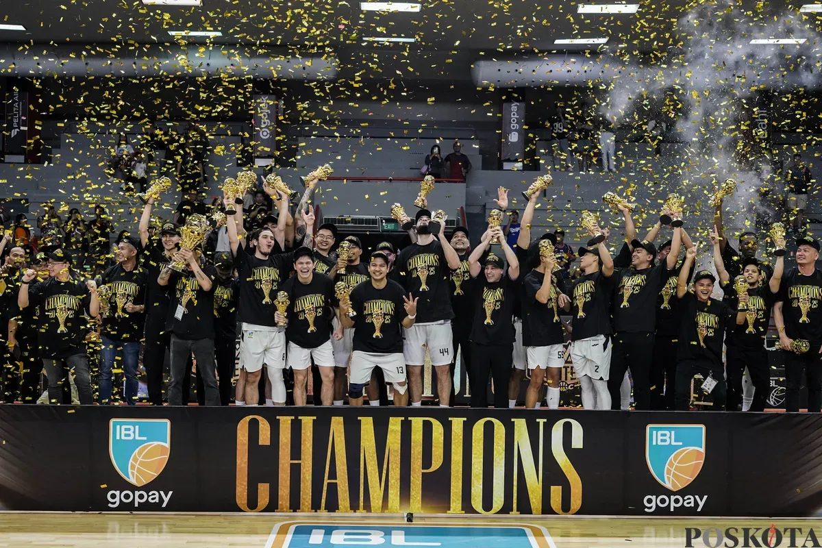 Tim bola basket Dewa United Banten berhasil mengangkat trofi juara usai mengalahkan Pelita Jaya Jakarta pada laga ketiga final Indonesian Basketball League (IBL) 2025 di GOR Soemantri Brodjonegoro, Kuningan, Jakarta, Minggu, 20 Juli 2025. (Sumber: Poskota/Bilal Nugraha Ginanjar)