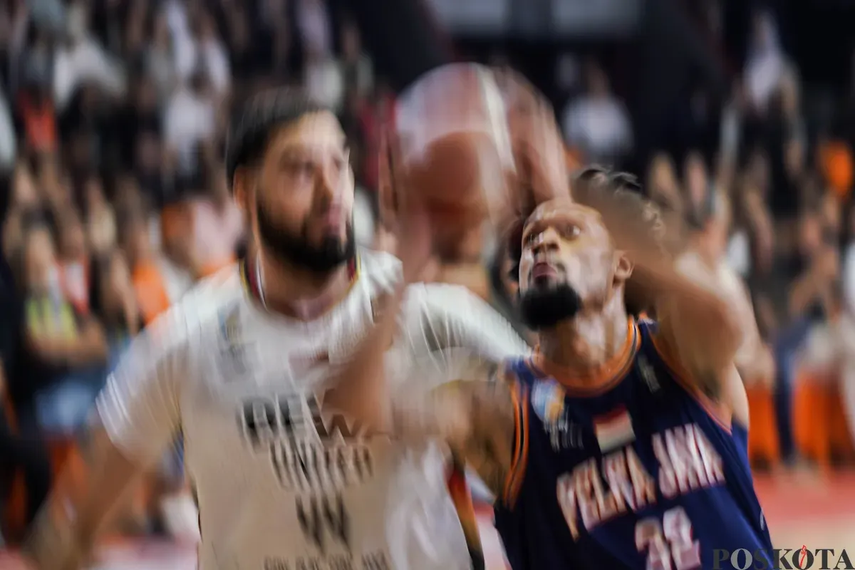 Pebasket Pelita Jaya Jakarta  Kevin Ornell Chapman MC Daniels berduel dengan pebasket Dewa United Banten Joshua Bryan Ibarra dalam laga ketiga babak final Indonesian Basket League (IBL) 2025 di GOR Soemantri Brodjonegoro, Kuningan, Jakarta, Minggu, 20 Juli 2025. (Sumber: Poskota/Bilal Nugraha Ginanjar)