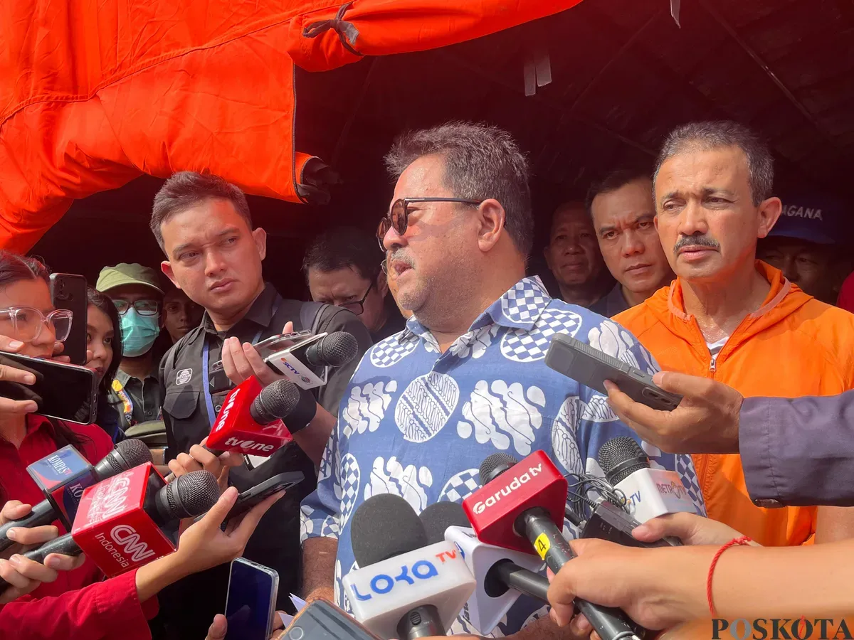Wakil Gubernur Jakarta Rano Karno meninjau lokasi kebakaran Bukit Duri, Tebet, Jakarta Selatan, Minggu, 20 Juli 2025. (Sumber: Poskota/Muhammad Tegar Jihad)
