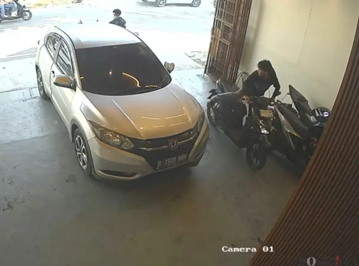 Aksi pencurian motor di sebuah toko kue terekam CCTV di kawasan Rawa Buntu, Kecamatan Serpong, Kota Tangerang Selatan, Sabtu, 19 Juli 2025. (Sumber: Poskota/Primayanti Julia Kumala)