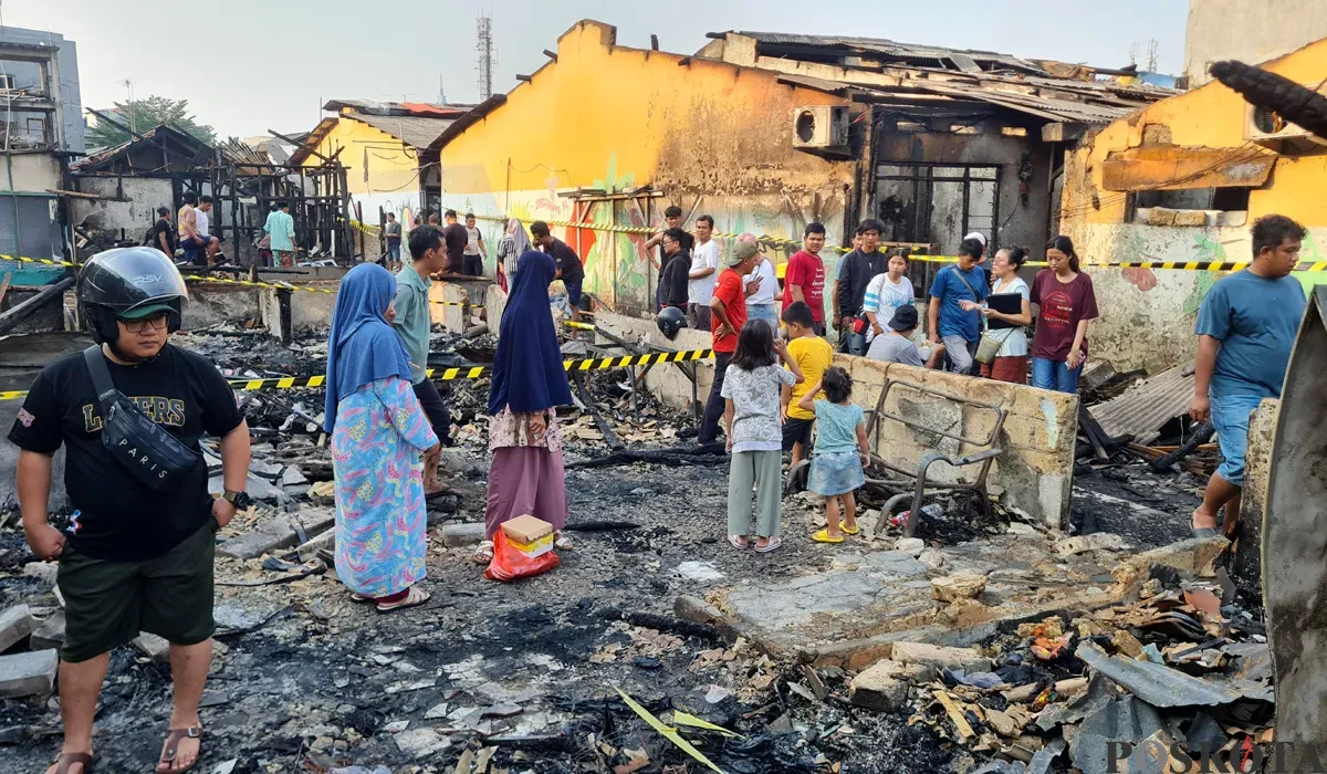 Warga mengecek kondisi rumah yang terbakar di Kampung Juraganan, Grogol Utara, Kebayoran Lama, Jakarta Selatan, Minggu, 20 April 2025. (Sumber: POSKOTA | Foto: Pandi Ramedhan)